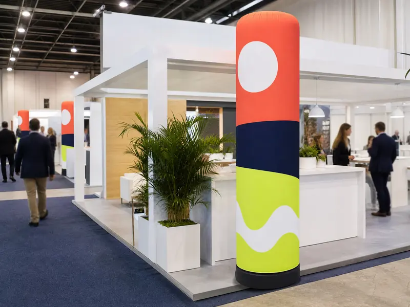 Korallenrote aufblasbare Werbesäule auf einem Messestand